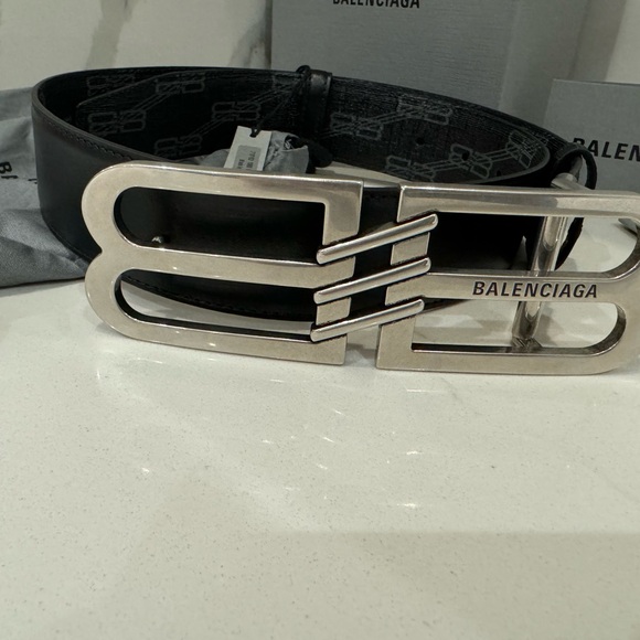 Balenciaga
Authentic BB Signature coated and leather reversible belt - Picture 3 of 7